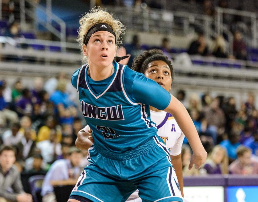 Jenny+DeGraaf+%2821%29+posts+up+a+East+Carolina+defender+in+a+game+during+the+2016-2017+UNCW+womens+basketball+season.