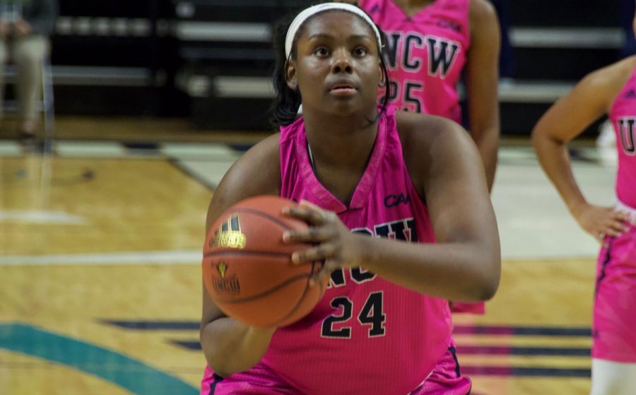 #24 Chinyere Bell attempts a free throw