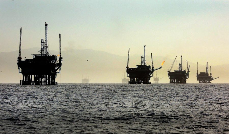 A line of off-shore oil rigs in the Santa Barbara Channel (Al Seib/Los Angeles Times/TNS)