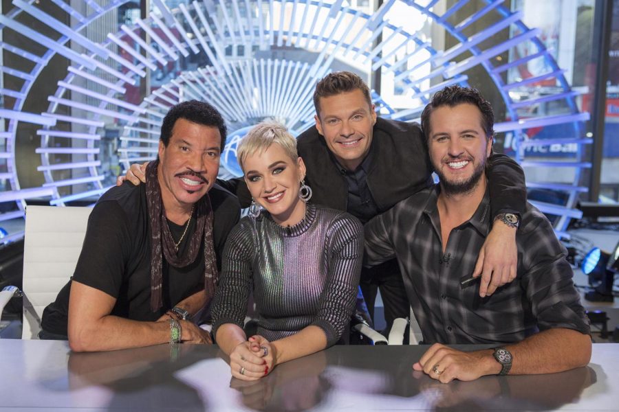 American+Idol+judges+Lionel+Richie%2C+Katy+Perry%2C+Luke+Bryan+and+host+Ryan+Seacrest+pose+for+a+photo.+%28Eric+Liebowitz%2FABC%29