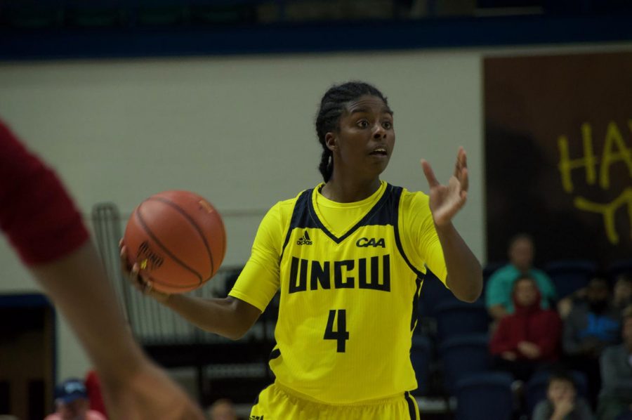 Shrita Parker (4) looks to pass during UNCWs matchup with Elon on Feb. 8, 2019. 