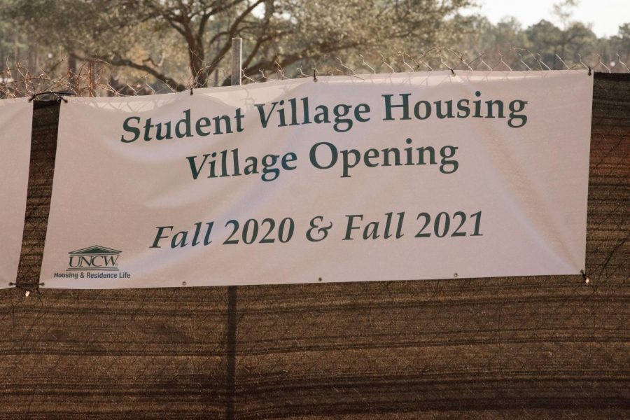 A banner signifying the location of new residence halls to be built for UNCW students.
