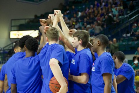 The UNCW men's basketball team huddles before its Senior Day matchup against Hofstra on Feb. 16, 2019.
