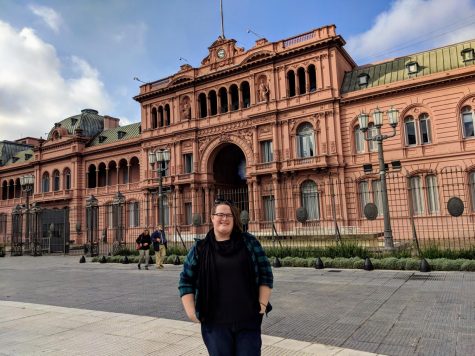 Seahawk News Editor Caitlyn Dark poses in front of Casa Rosada in Buenos Aires, Argentina, while on a study abroad trip in May 2019.