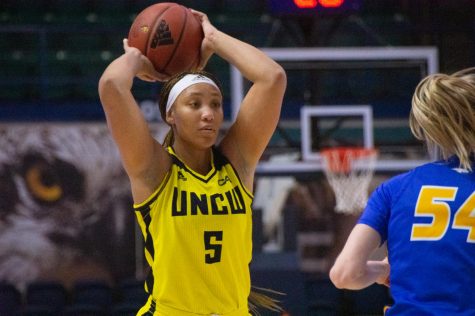 GiGi Smith (5) makes a pass during UNCW's Senior Day matchup with Hofstra on March 1, 2020 at Trask Coliseum.