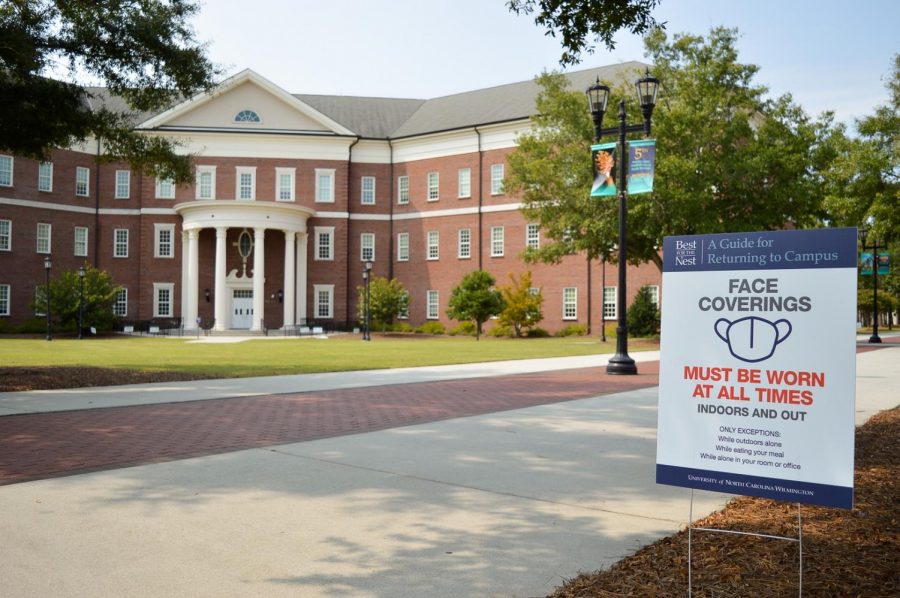 A sign on UNCW's campus detailing when masks should be worn. 