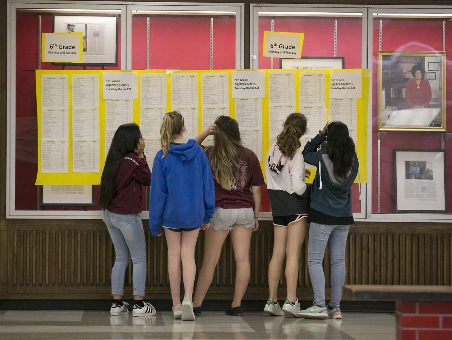 Students+gather+in+a+hallway+at+Kealing+Middle+School+in+2018.+Some+shorts+are+prohibited+on+Austin+school+district+campuses+under+the+current+dress+code.
