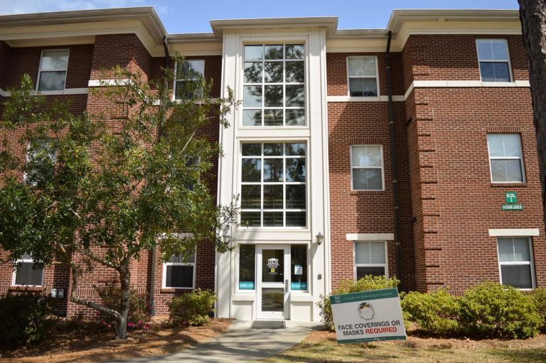 a-guide-to-on-campus-and-off-campus-housing-for-uncw-students-the-seahawk