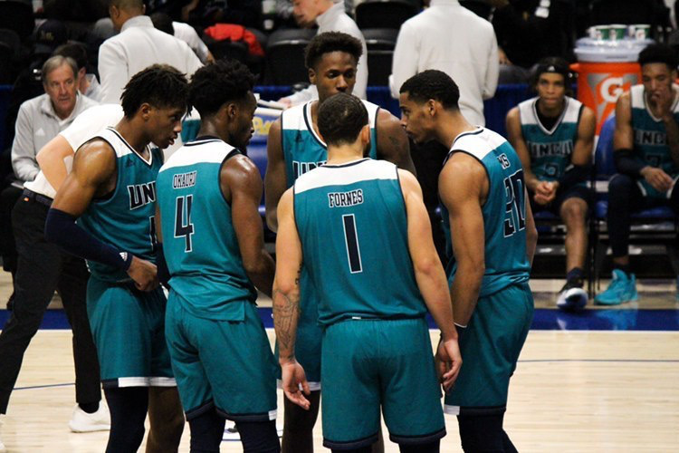 UNCW+during+its+matchup+with+Illinois+State+on+Nov.+9%2C+2021+%28Cameron+Smithwick%29