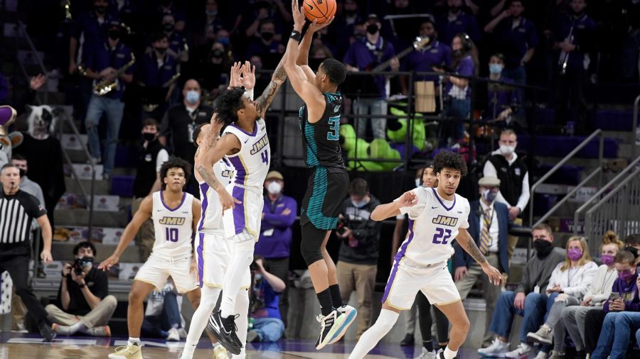 Jaylen Sims' game-winning shot against JMU on Jan. 20, 2022 (Cathy Kushner/JMU Athletics)