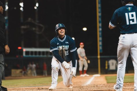 Dillon Lifrieri during UNCWs matchup with St. Johns on Feb. 19, 2022.