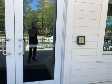 The automatic door button outside of The Shore Dining Hall. (Michael Friant/The Seahawk)