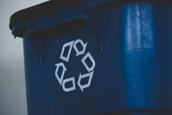  A recycling symbol on a blue recycling bin. (Sigmund/Unsplash.com)