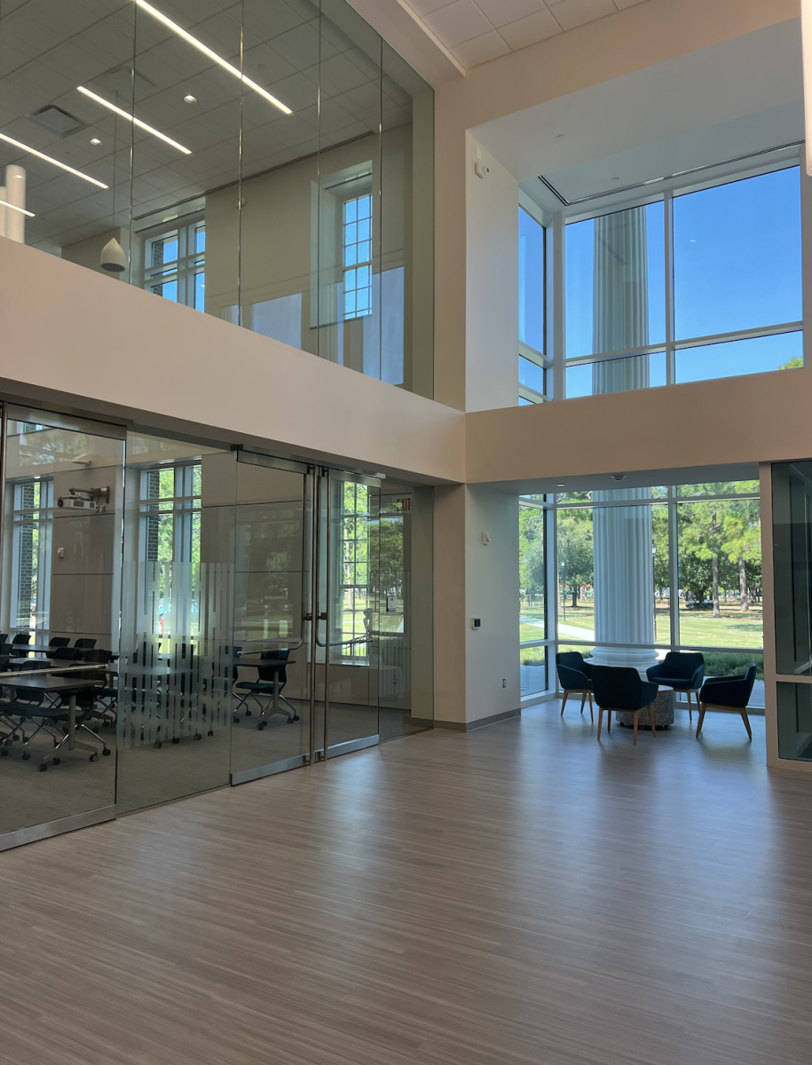 Discovery Hall provides students with an abundance of study space and natural lighting. (Grace Lanham/The Seahawk)
