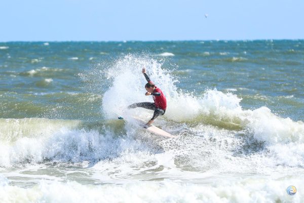 Bear Holtze, UNCW Surf Club President, throwing his fins loose at the King Of Clubs Surf Contest 2024. (Brayden Green/The Seahawk/@blurry_wave.photo)