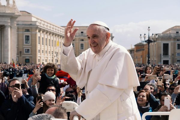 A photo of Pope Francis waving to a crowd of people (Ashwin Vaswani/Unsplash). 